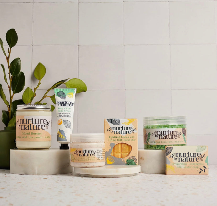 Nurture By Nature ENERGIZZANTE E RILASSANTE, Set regalo donna, Oli essenziali, Lavanda, Sali bagno, Aromaterapia, Sapone, Bath bomb, Candele e ALTRO, Regalo benessere, Set regalo compleanno per Lei