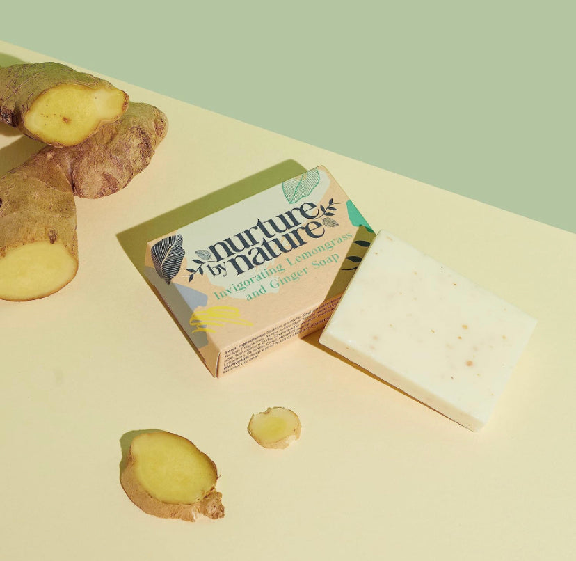 Nurture By Nature ENERGIZZANTE E RILASSANTE, Set regalo donna, Oli essenziali, Lavanda, Sali bagno, Aromaterapia, Sapone, Bath bomb, Candele e ALTRO, Regalo benessere, Set regalo compleanno per Lei