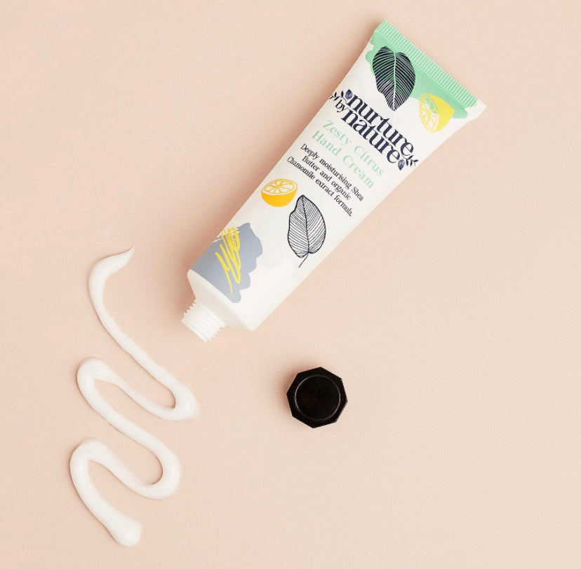 Nurture By Nature ENERGIZZANTE E RILASSANTE, Set regalo donna, Oli essenziali, Lavanda, Sali bagno, Aromaterapia, Sapone, Bath bomb, Candele e ALTRO, Regalo benessere, Set regalo compleanno per Lei