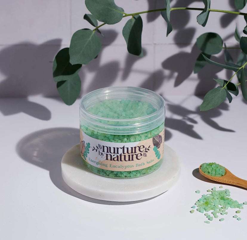 Nurture By Nature ENERGIZZANTE E RILASSANTE, Set regalo donna, Oli essenziali, Lavanda, Sali bagno, Aromaterapia, Sapone, Bath bomb, Candele e ALTRO, Regalo benessere, Set regalo compleanno per Lei