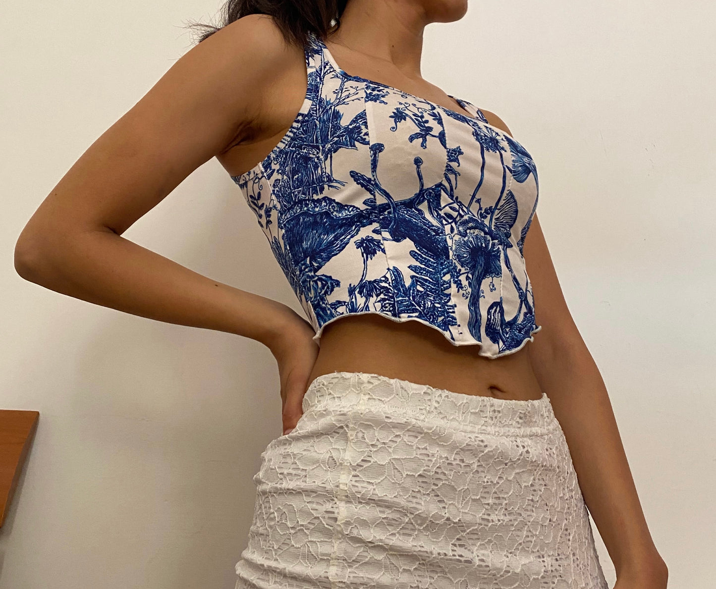 Top bianco con stampa blu