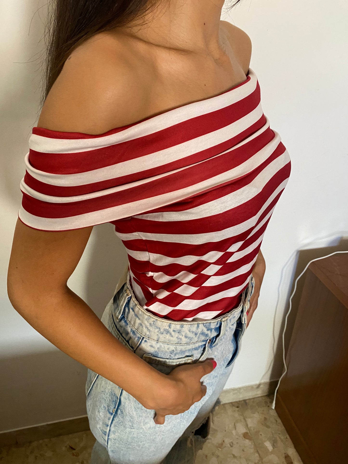 Maglietta a righe bianca e rossa con spalle scoperte
