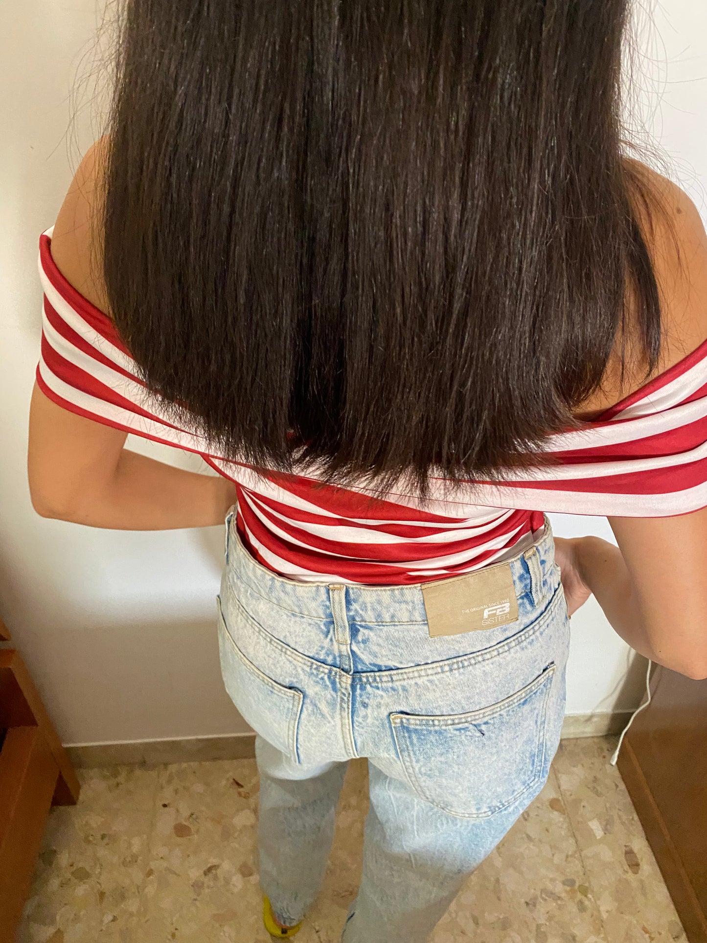 Maglietta a righe bianca e rossa con spalle scoperte