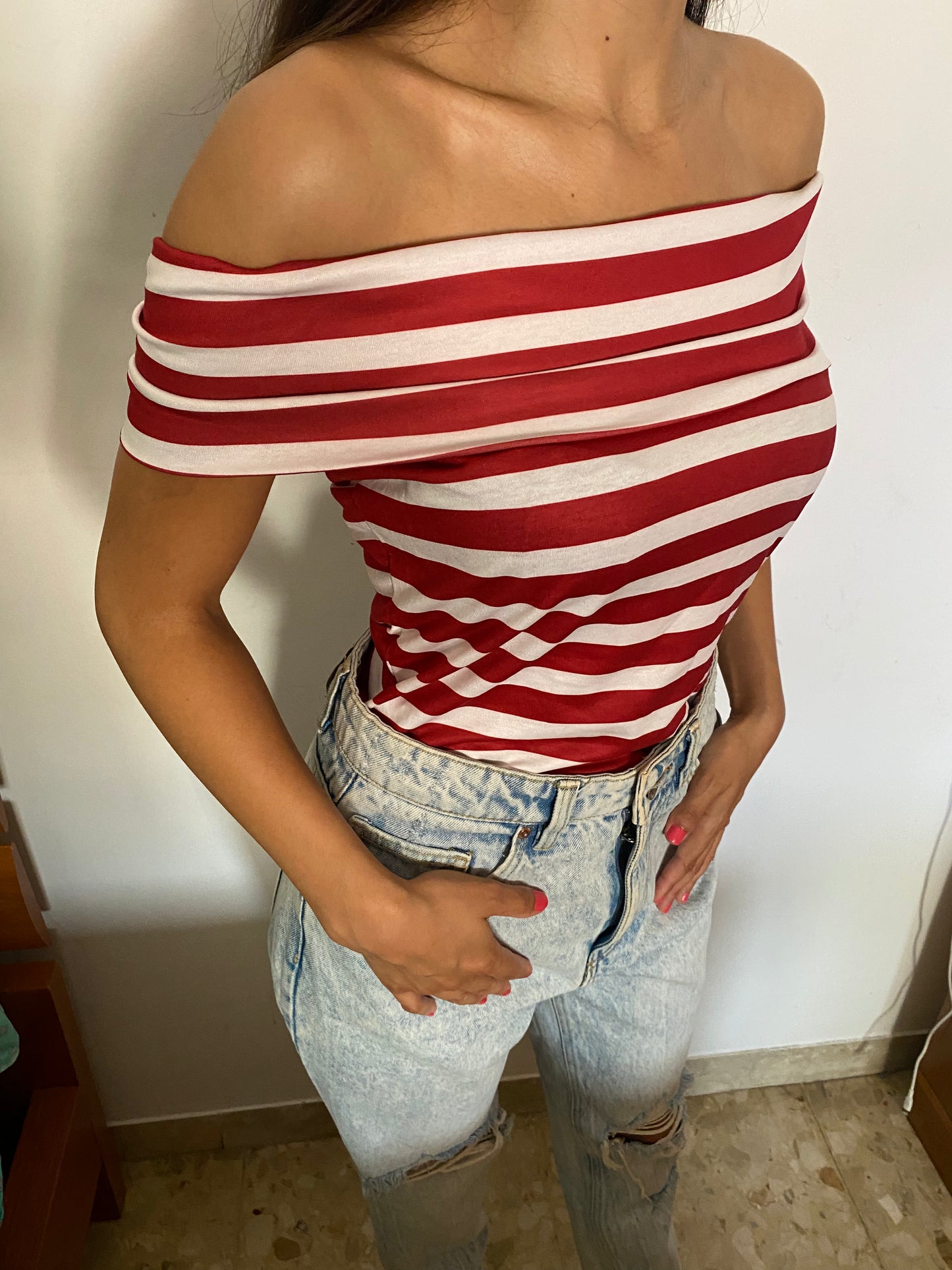 Maglietta a righe bianca e rossa con spalle scoperte