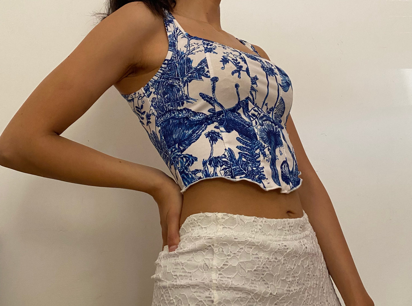 Top bianco con stampa blu