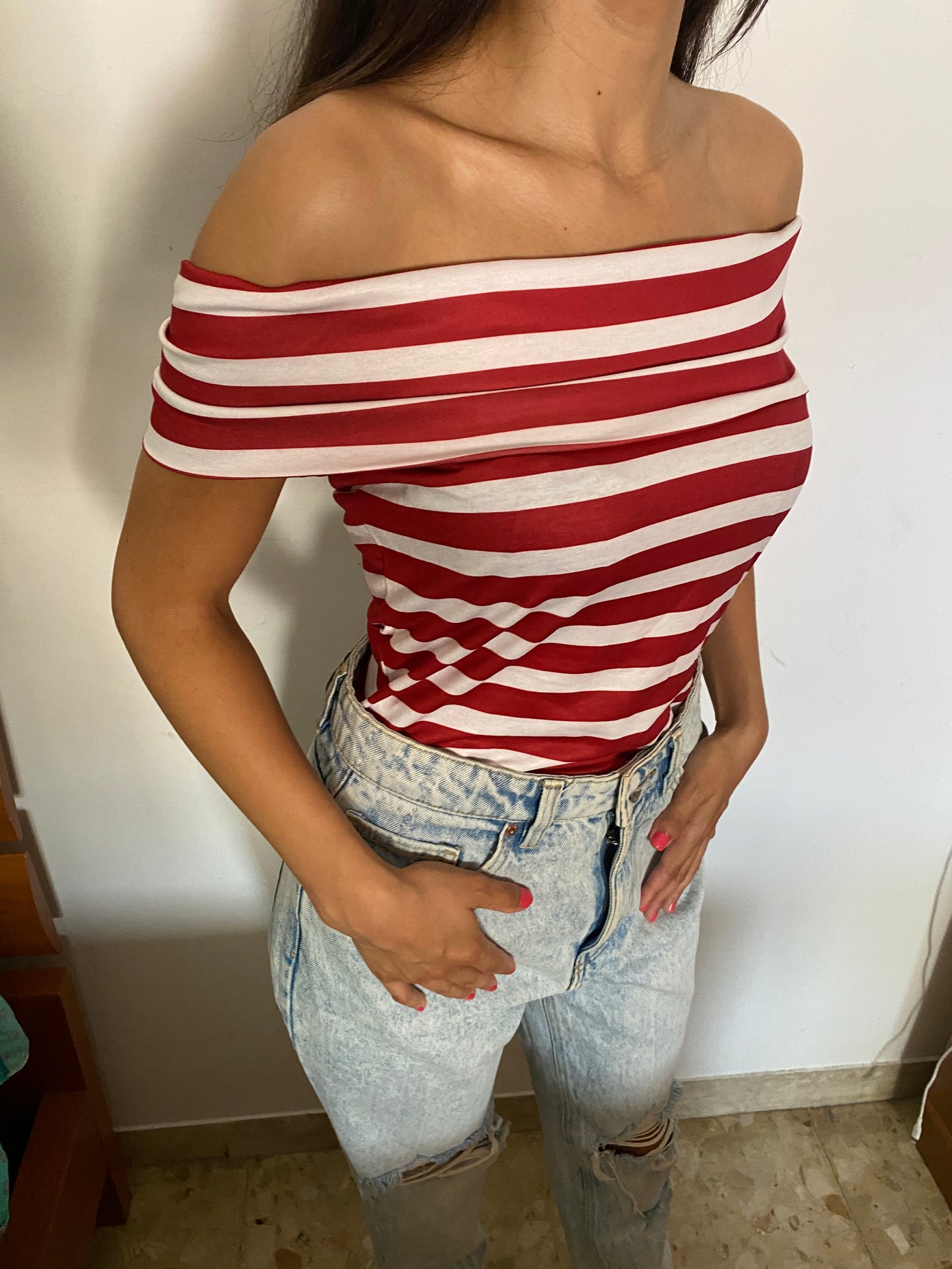 Maglietta a righe bianca e rossa con spalle scoperte