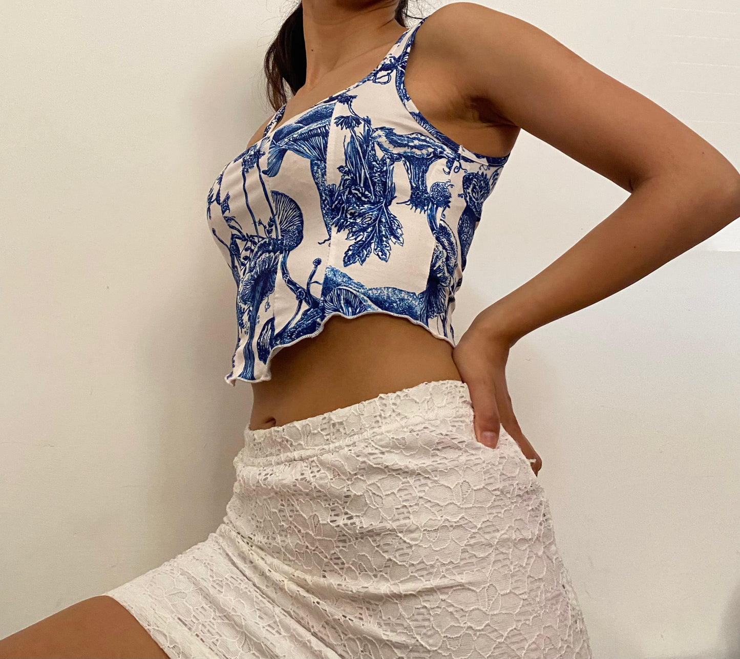 Top bianco con stampa blu
