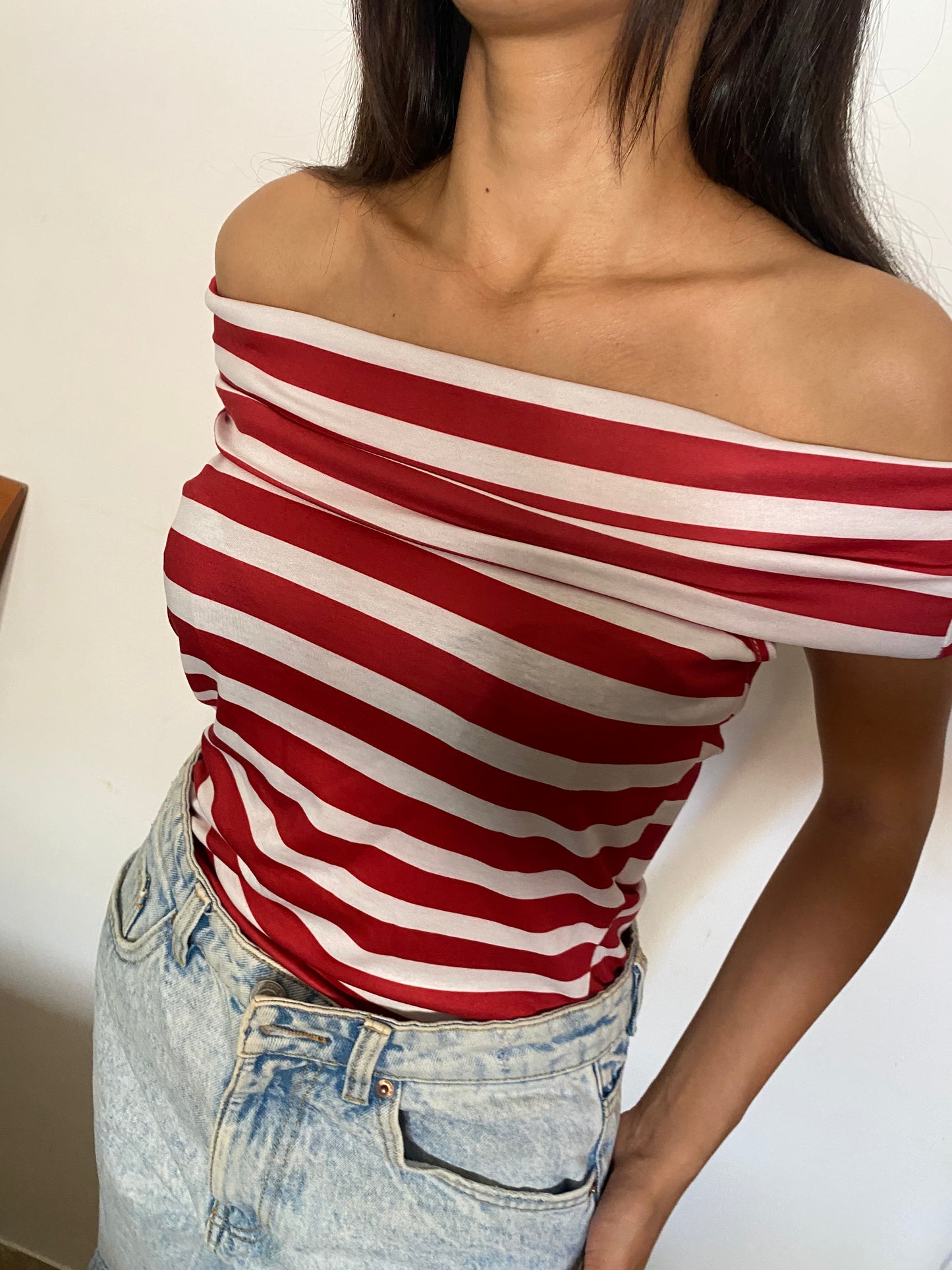 Maglietta a righe bianca e rossa con spalle scoperte