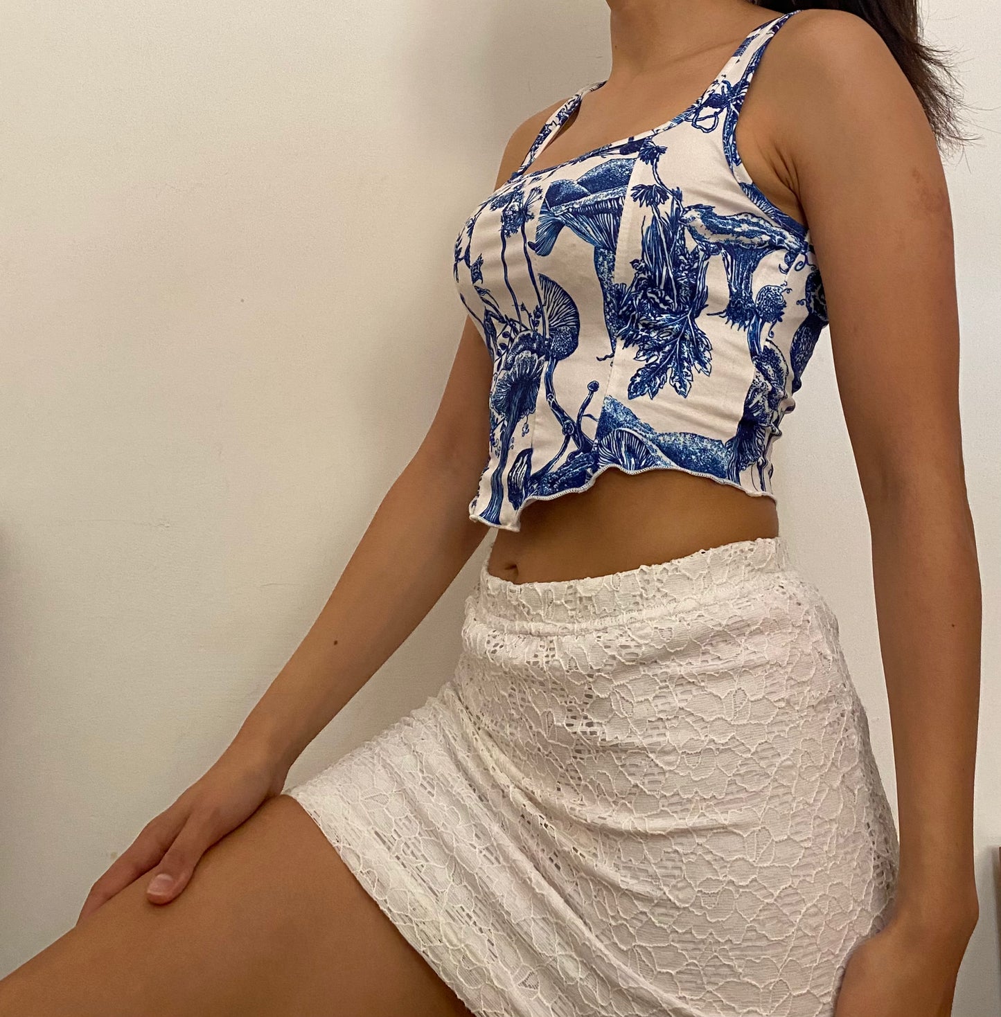 Top bianco con stampa blu