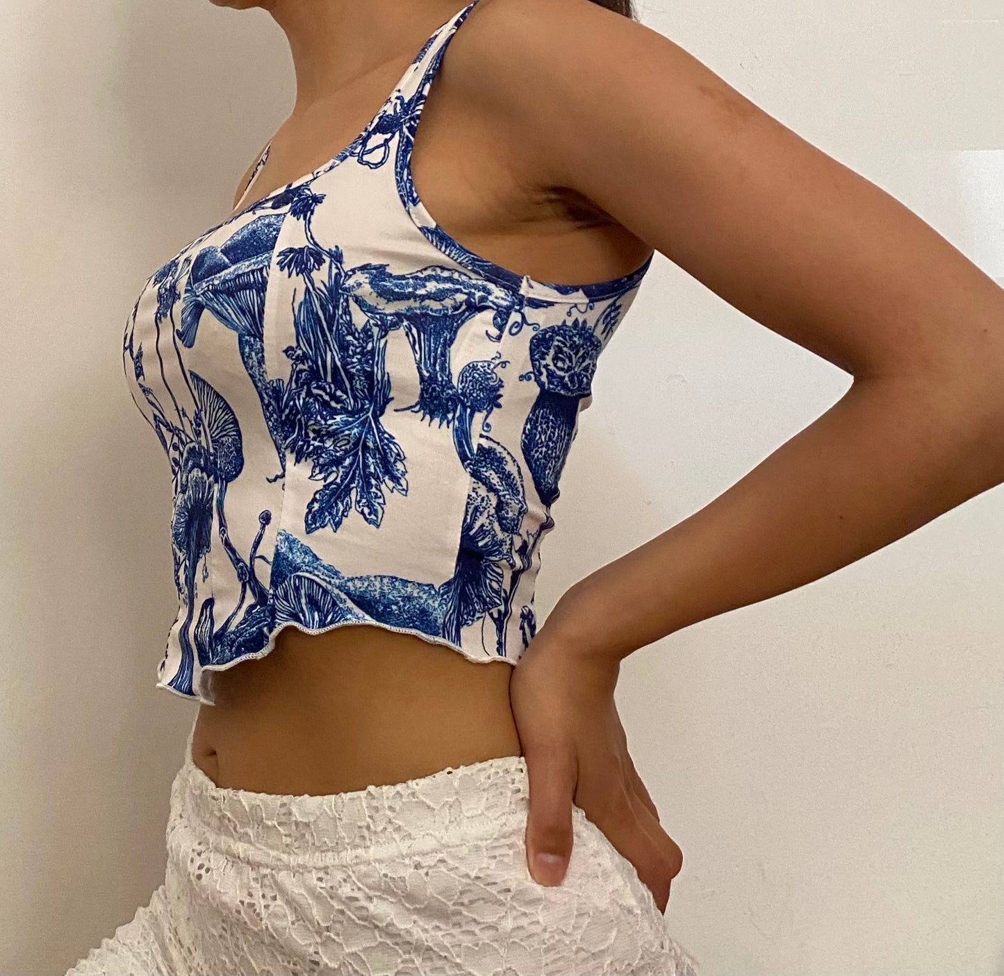 Top bianco con stampa blu